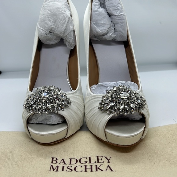 🤩 Gorgeous Badgley Mischka Satin Pumps in Ivory/White Sz 7.5 NIB - Picture 4 of 11